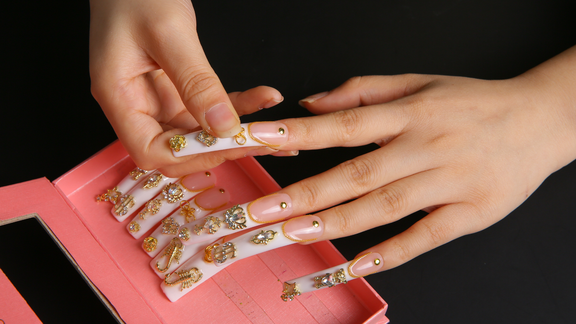 Transform Your Look with Chic Handmade Press-on Nails. Includes FREE Application Kit for Easy Use. Stand out with H189 - Chicago - Curve Nails!