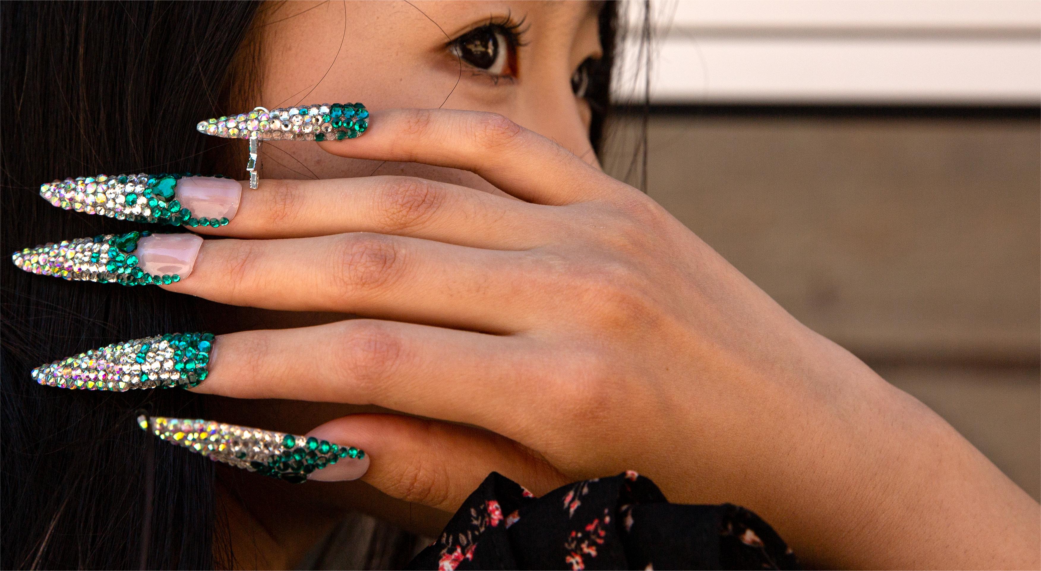 Press-on manicure to bloom your beauty