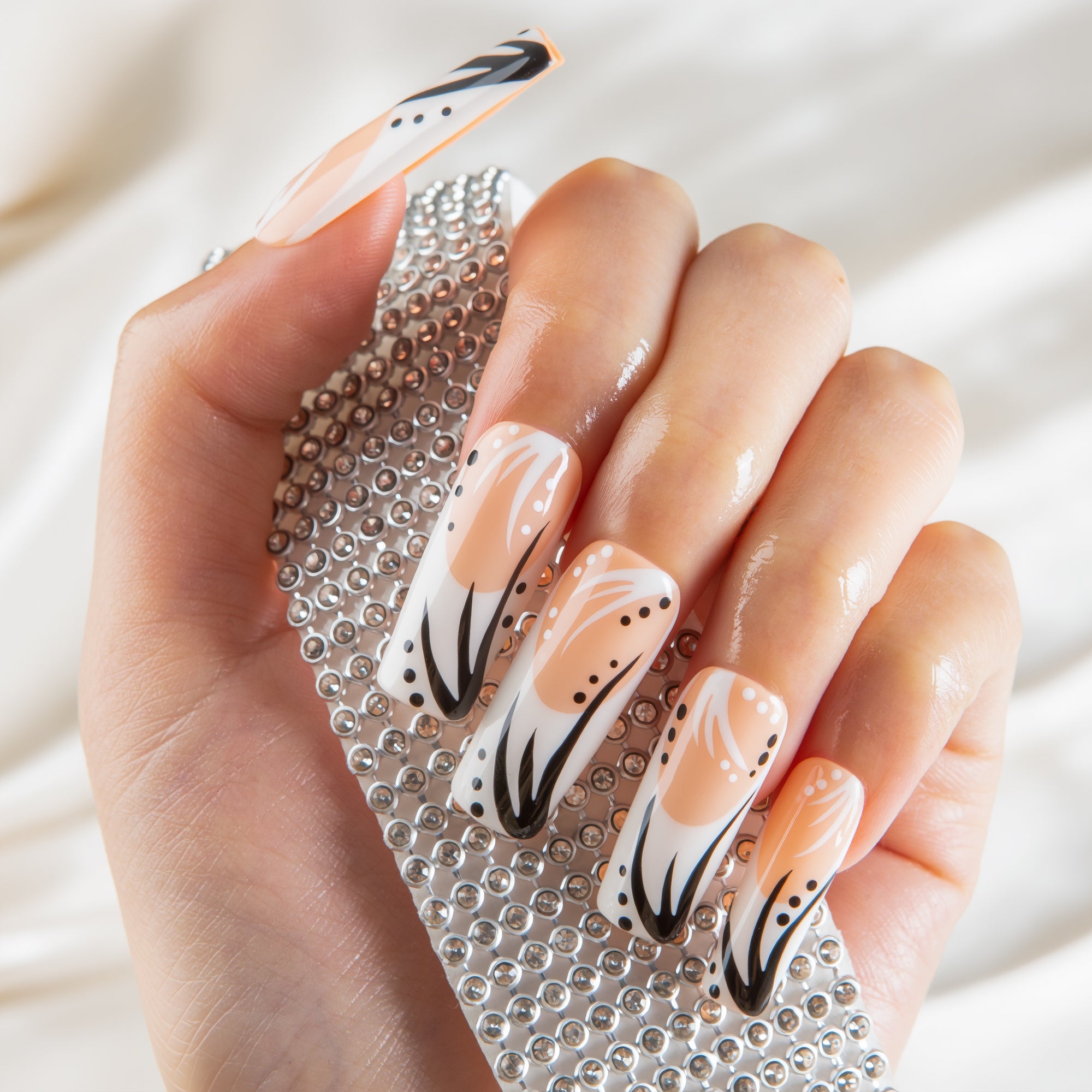 Nude Noir Handmade Nails H853