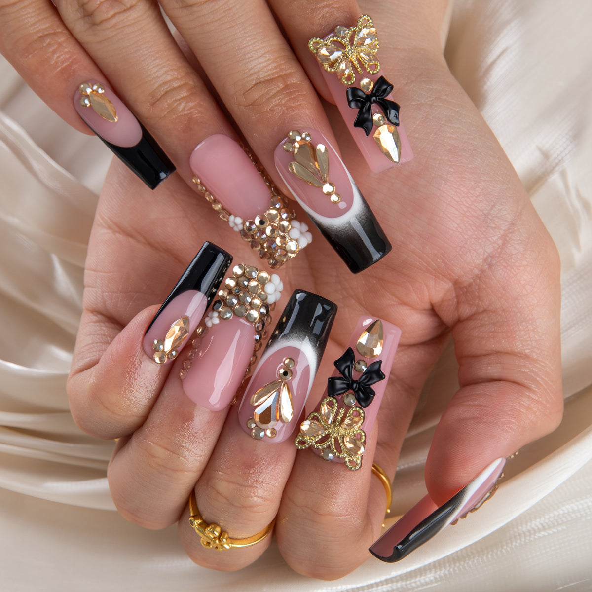 Queen of Midnight Handmade Nails H899