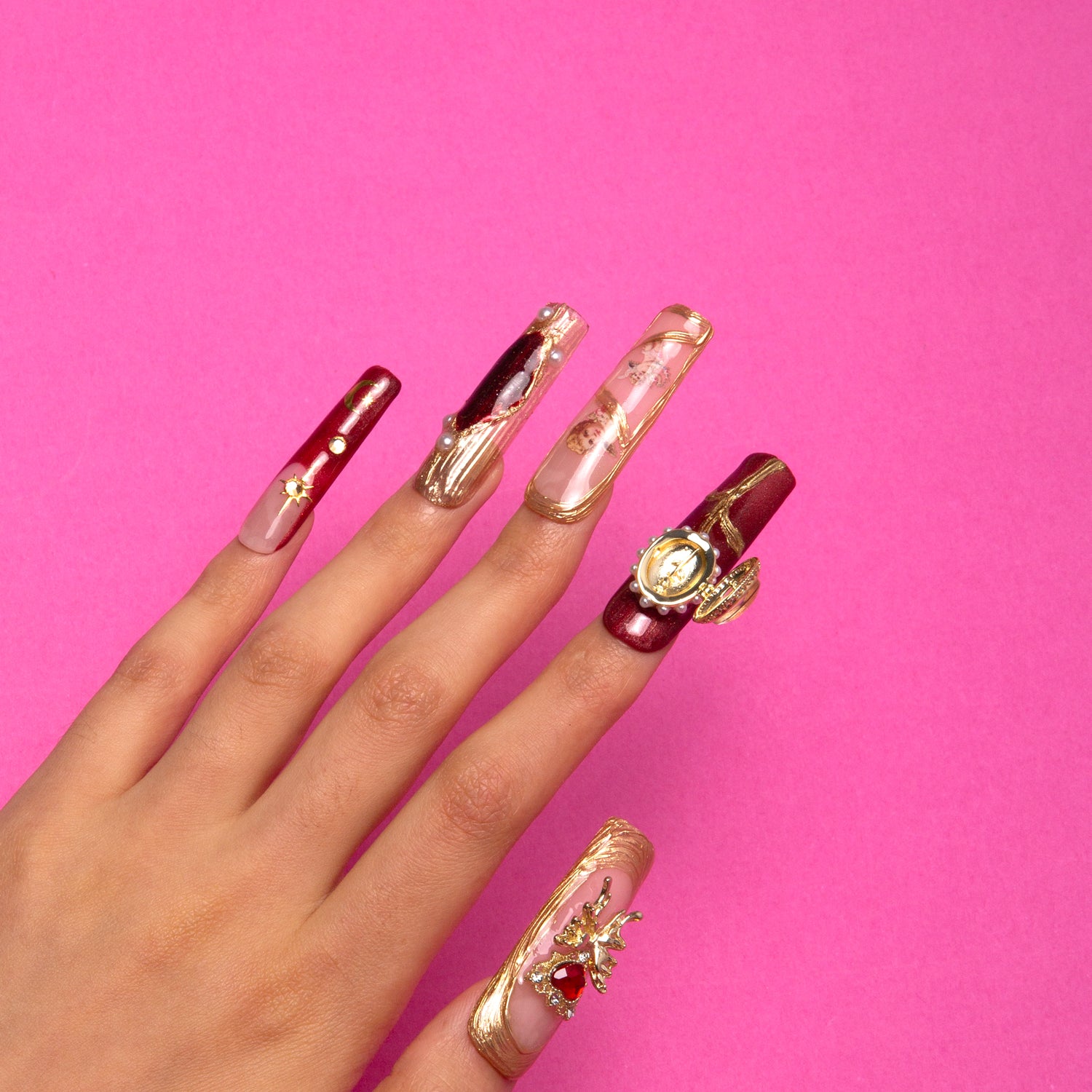 Verona press-on nails are inlaid with delicate heart-shaped gemstones on each nail, suitable for any occasion